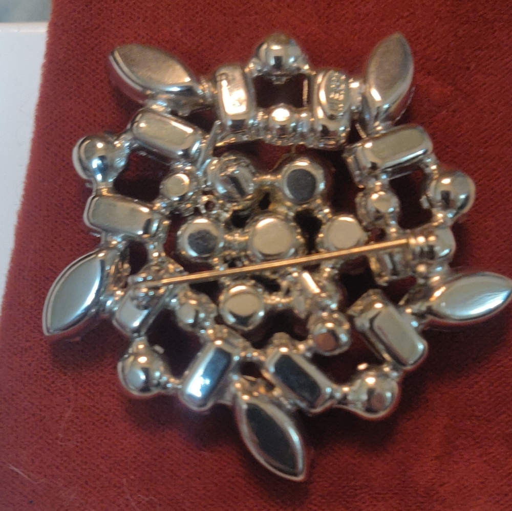 Vintage Weiss Brooch - Picture 3 of 3
